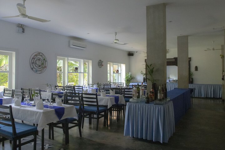 Dining 36 of 49
