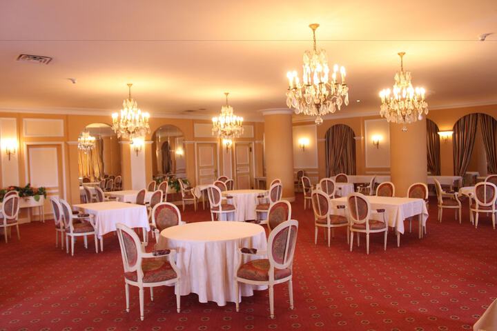 Ballroom/Hall 33 of 37