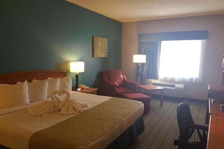 1 King Bed Microwave and Refrigerator WiFi Full Breakfast (13 of 17)