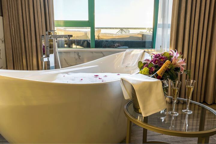 Deep soaking bathtub