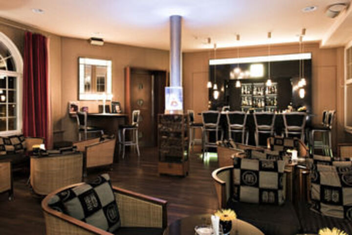 Lounge 54 of 93