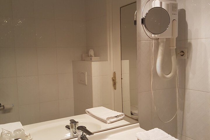 Room 121 of 225