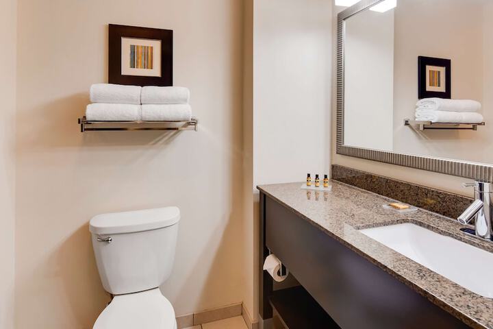 2 Queen Accessible Comm Assist Roll in Shower Full Breakfast (1 of 14)
