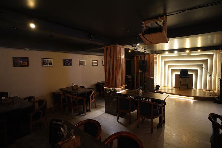 Lounge 38 of 46