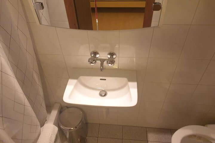 Room 19 of 28