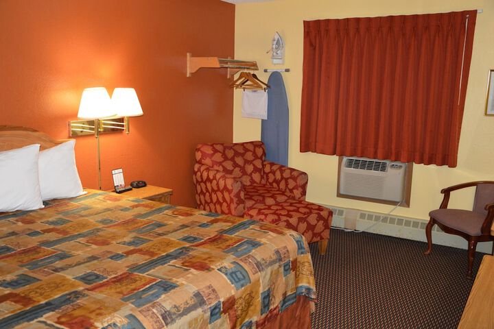 1 Queen Bed (5 of 6)