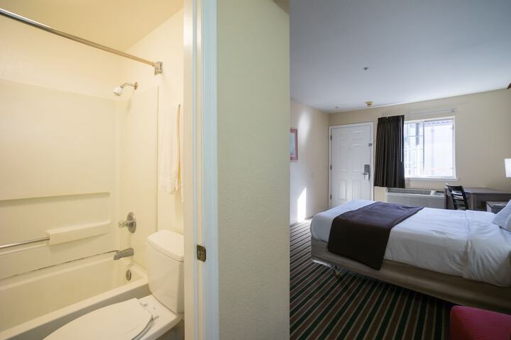 1 Queen Bed (7 of 8)