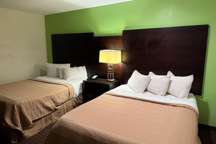 1 Queen Bed (7 of 12)