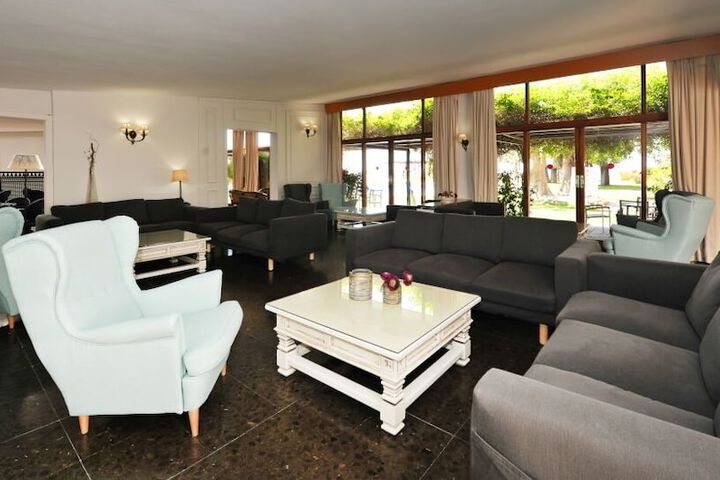 Lobby lounge