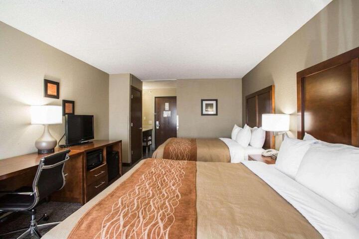 1 Queen Bed Accessible (1 of 12)