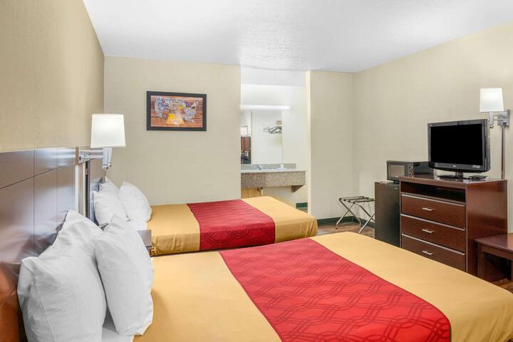 1 Queen Bed (2 of 14)