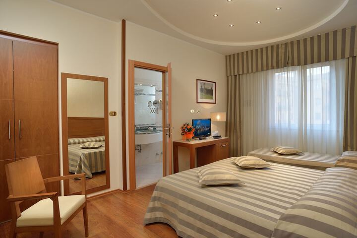Room 6 of 26