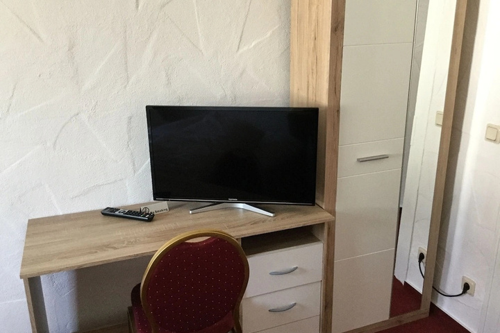 Room 4 of 11