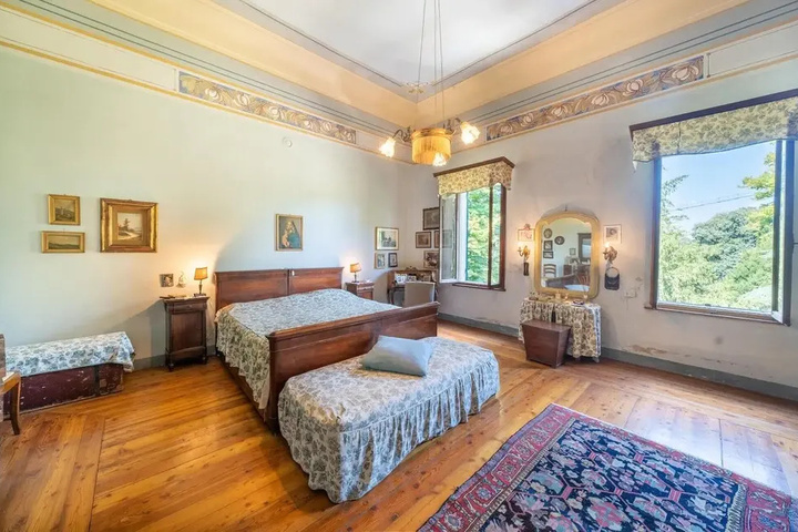 Room 4 of 18