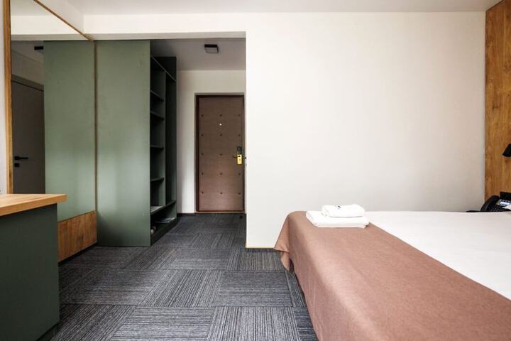 Room 27 of 77