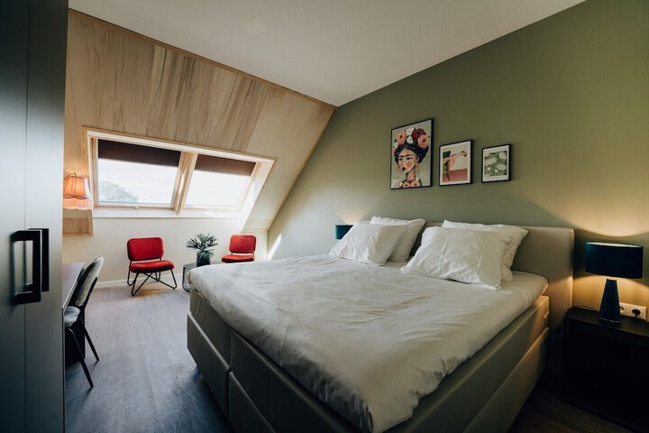 Room 4 of 33