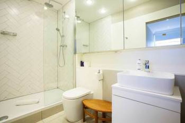Room 4 of 17