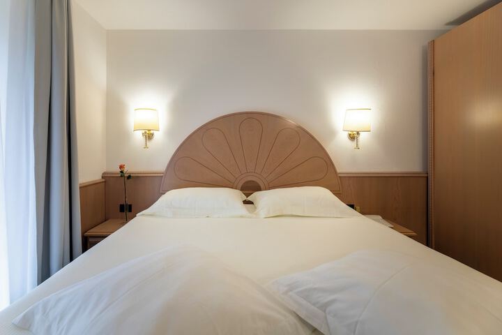 Room 43 of 180