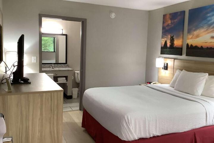 1 Queen Bed (8 of 15)