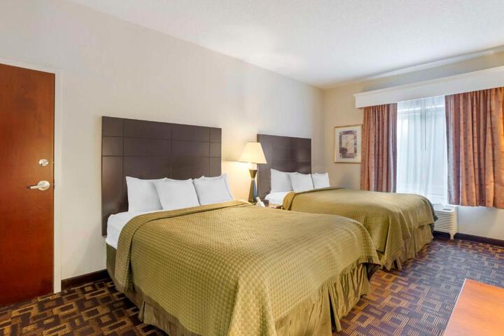 2 Queen Beds High Speed Internet Accessible Microwave, Refrigerator, Continental Breakfast (6 of 6)