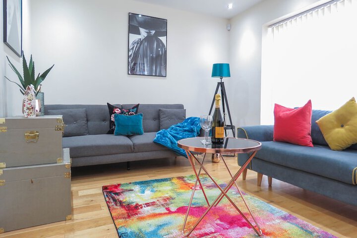 Tudors eSuites Birmingham Townhouse Private Garden Free Parking in Birmingham