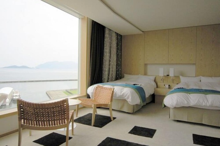 Room 12 of 16