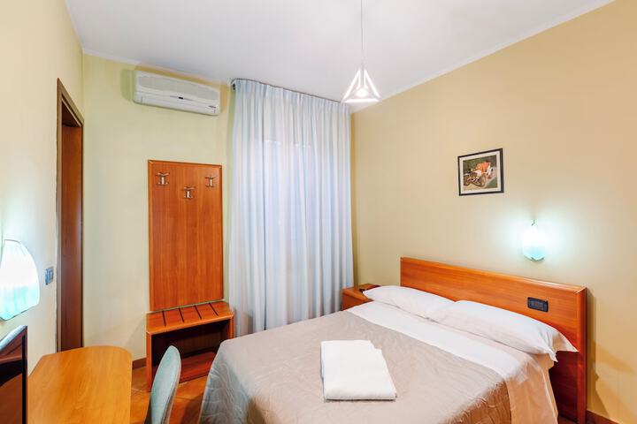 Room 15 of 34