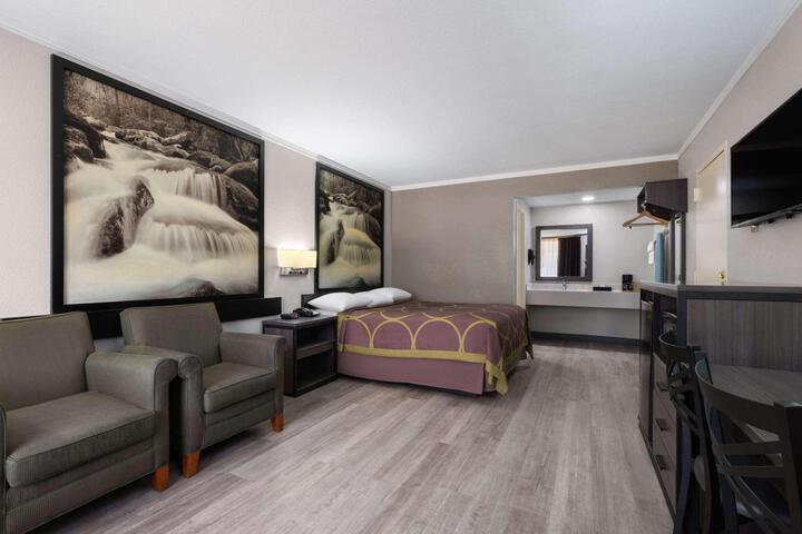 2 Queen Beds (3 of 17)