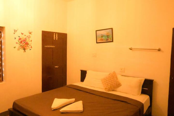 Room 5 of 100