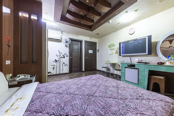 Room 14 of 27