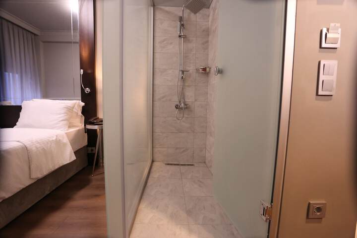Room 32 of 93