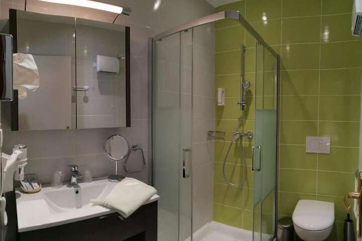 Room 11 of 20