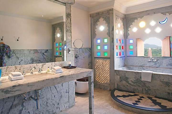 Deep soaking bathtub
