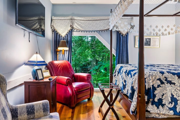 Snug Hug Queen Suite with Fireplace (52 of 131)