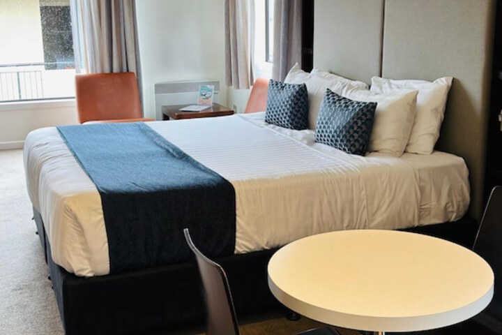 Room 33 of 106