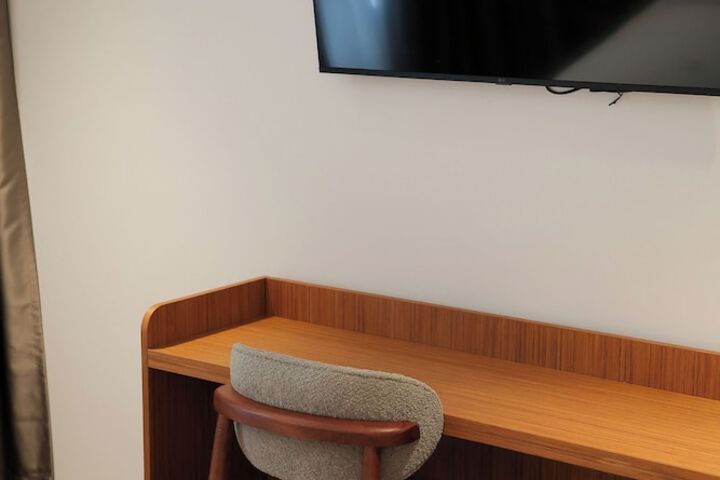 Room 32 of 198