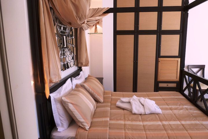 Room 6 of 162