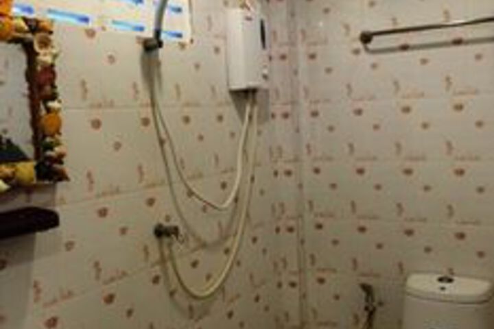 Room 6 of 32