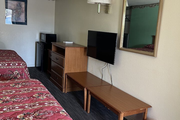 2 Queen Beds Refrigerator, Microwave
