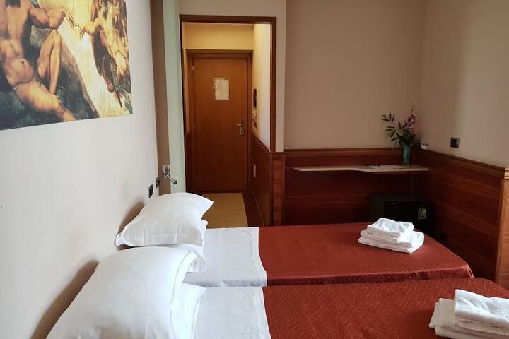 Room 6 of 17