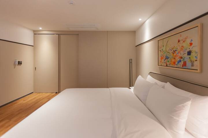 Room 9 of 33