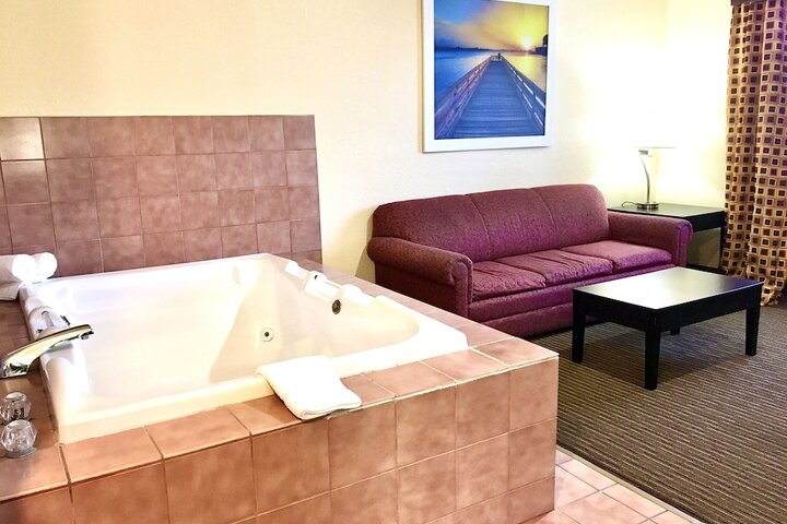 1 King Bed Hot Tub (18 of 39)