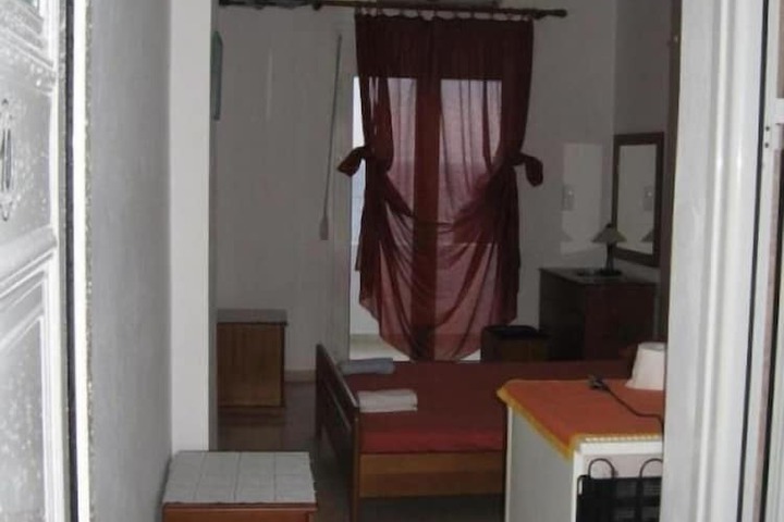 Room 11 of 32