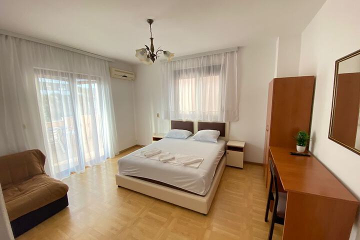 Room 6 of 96