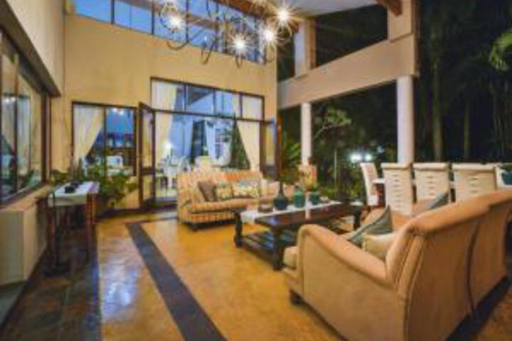 Lounge 12 of 59