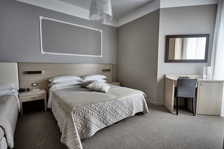 Room 8 of 74