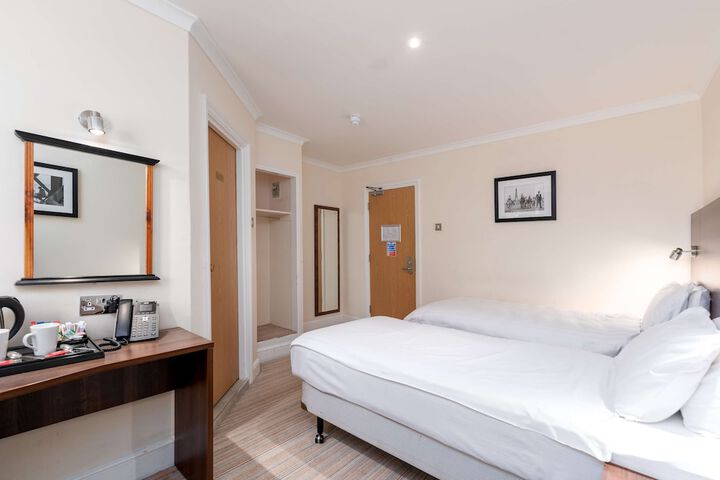 Room 42 of 118