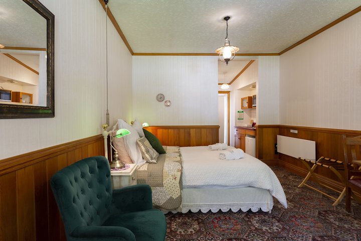 Room 2 of 65
