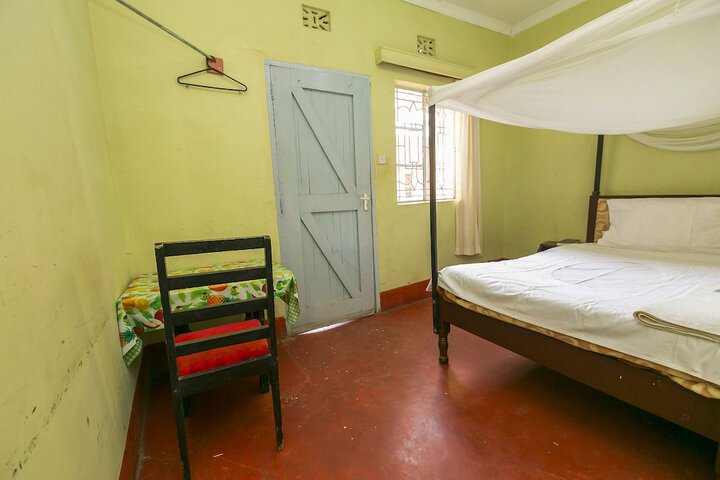Room 6 of 18