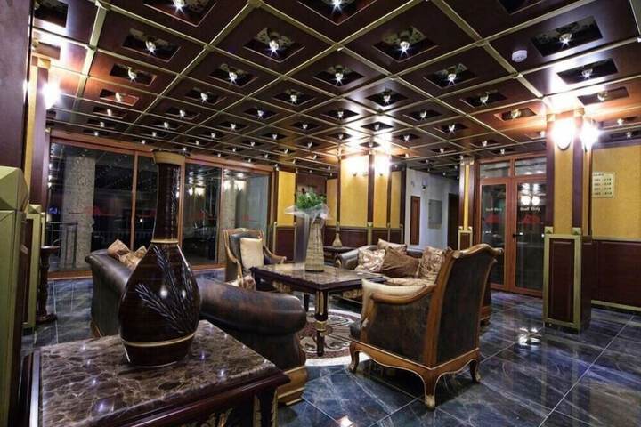 Lounge 14 of 24
